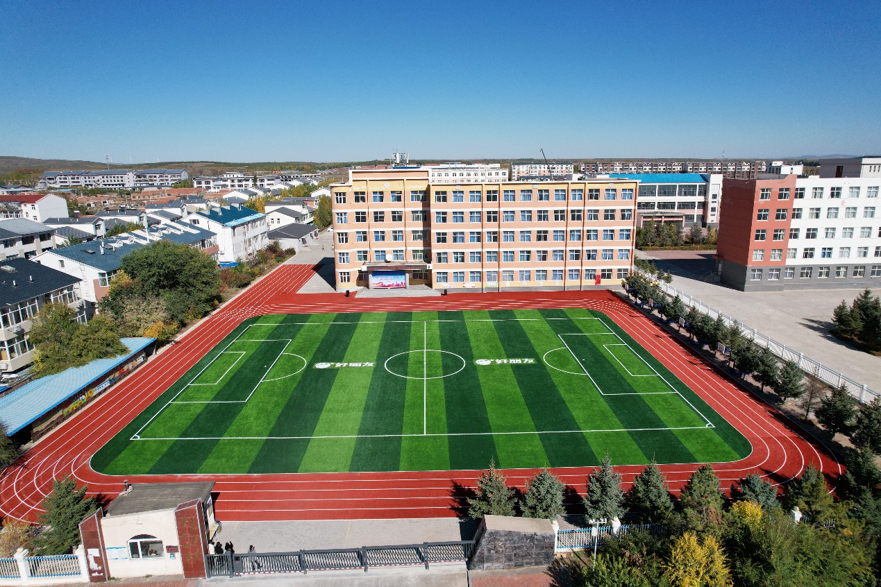 多伦县副县长柳立萍在仪式现场致辞，，，，她体现：“谢谢AG刮刮乐的善举，，，，让多伦二小焕发蓬勃生气，，，，用行动诠释了‘大爱无疆’的深刻内在，，，，展现了企业的社会责任感和对教育事业的深挚情绪。。。。AG刮刮乐希望运动场项目不但为孩子们提供了清静、恬静的运动情形，，，，更是在他们心中播下了希望的种子，，，，让他们在奔驰中感受生长，，，，在跳跃中触摸梦想。。。。”